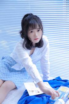 女人洗澡沐浴露全身